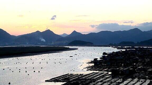 福建霞浦农民在海边养殖鲍鱼