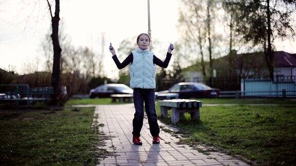 小女孩在日落时跳绳