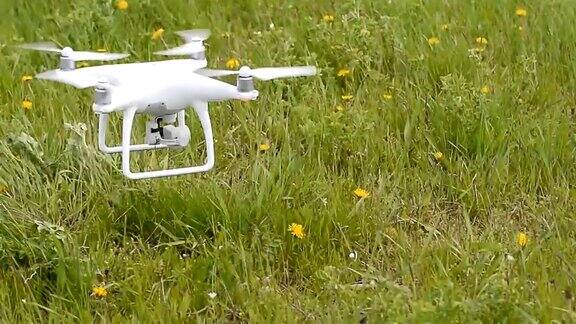 大风天气下无人机从草地上起飞
