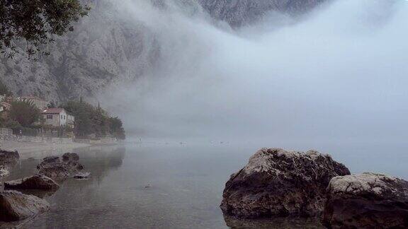 山上湖上的晨雾