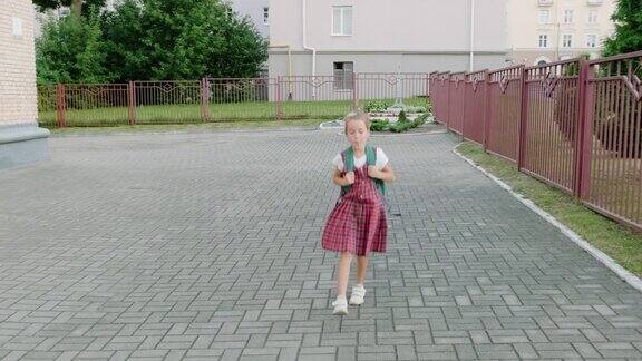 一个背着双肩包的女学生在上学的路上欢快地跑着