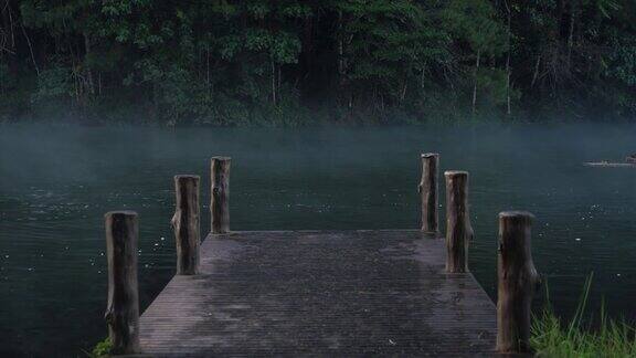 木桥河在晨雾中木制旧码头在雾湖