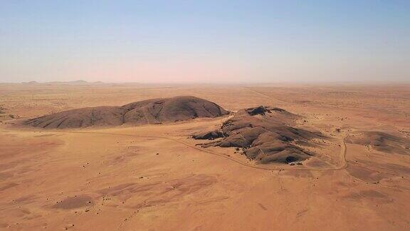 WS鸟瞰岩石在阳光充足的沙漠景观纳米比亚非洲