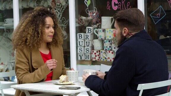情侣在咖啡馆外聊天在R3D上享受咖啡