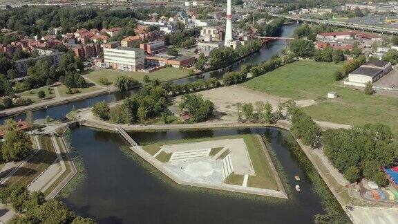 立陶宛克拉佩达-2019年7月:克拉佩达老城区附近的丹麦河岸和小公园