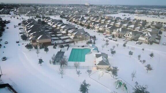 奥斯丁郊区被雪覆盖的无人机图片