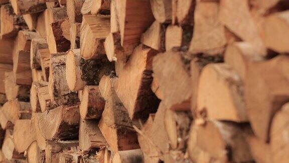 装满劈柴的一堆木头