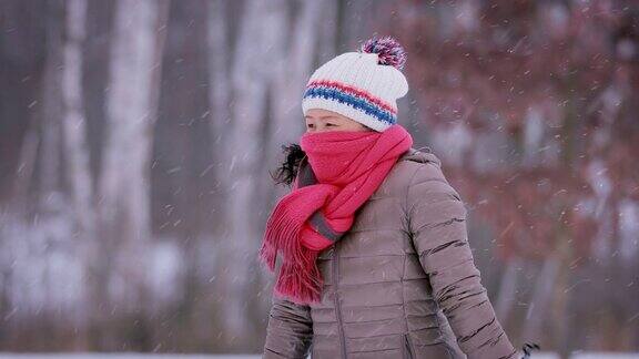 一个在寒冷的日子里冻着的女人