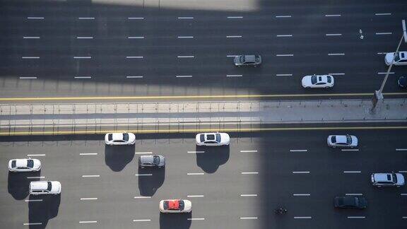 空中俯瞰城市交通的高速公路迪拜阿联酋