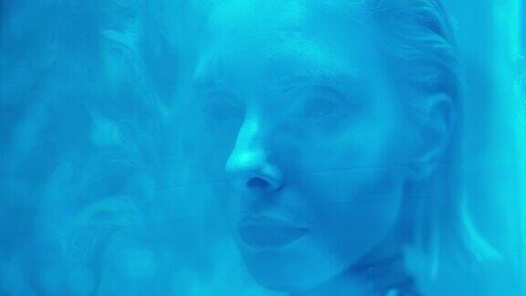 蓝色激光背后的外星女人