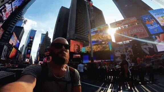 一名男子在纽约曼哈顿时代广场自拍