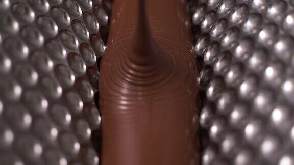巧克力工业-把巧克力放入旋转机器