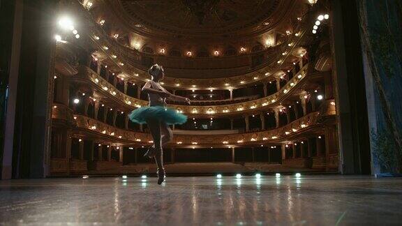 芭蕾舞者在剧院的舞台上跳舞