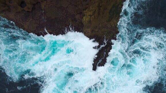 海浪拍打着努沙佩尼达悬崖