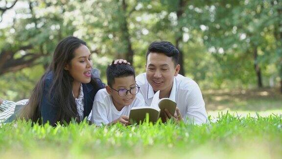 和女儿一起外出野餐父母们在听他的读书人讲话