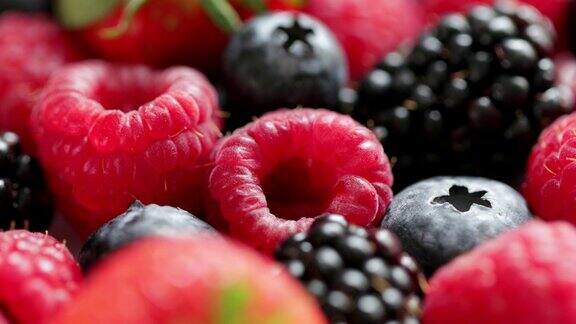 近距离的浆果草莓蓝莓覆盆子黑莓在镜头前旋转