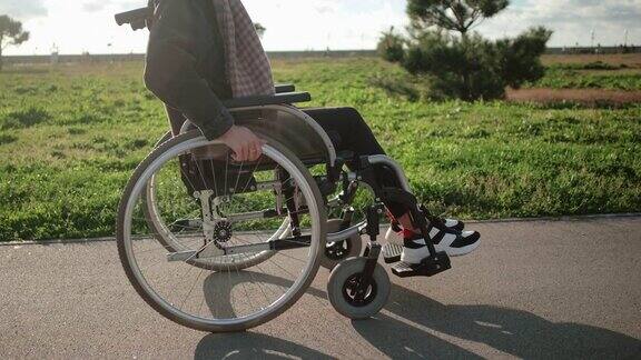 在户外坐轮椅的残疾妇女