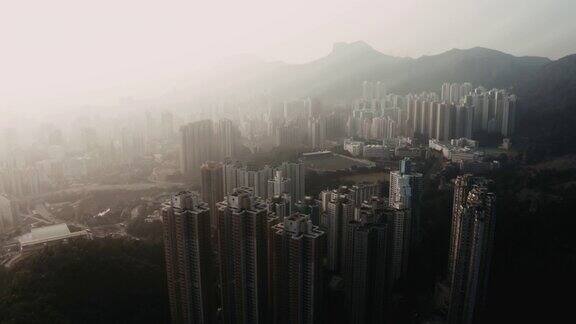 无人机在雾天拍摄的城市建筑