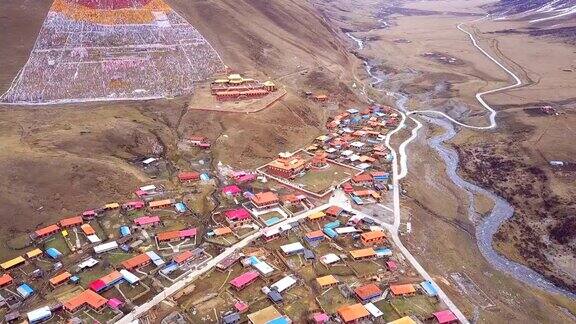 藏传寺院和小村庄鸟瞰图