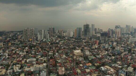 马尼拉的全景马尼拉菲律宾的首都清晨现代都市俯视图大城市里的摩天大楼和商业中心