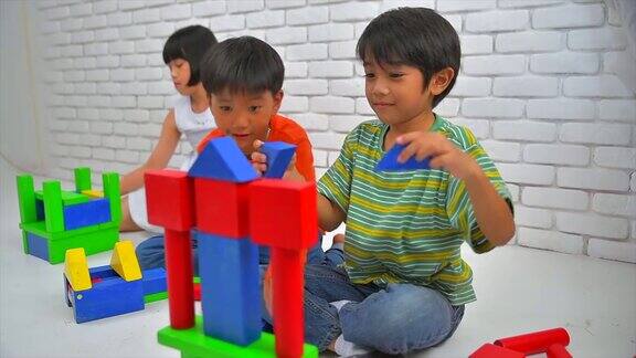 亚洲儿童玩积木