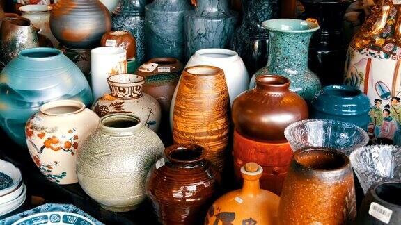 商店柜台上有各种瓷器和陶罐