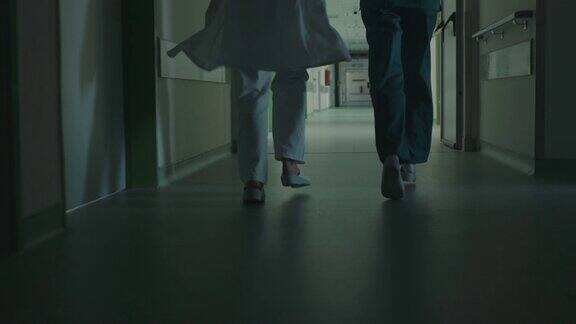 在医院走廊里跑步