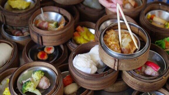 4K俯视图群亚洲妇女吃中国食品饺子用筷子