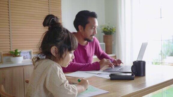 时髦爸爸在家帮助小女孩做作业