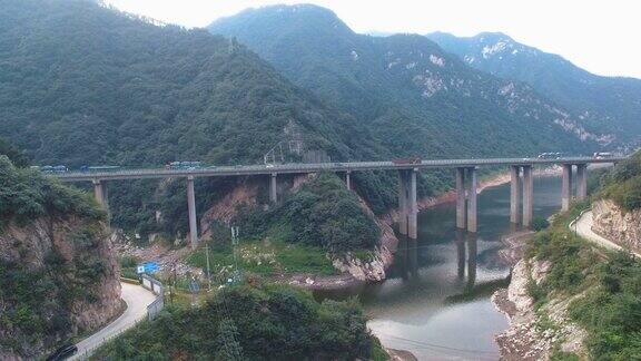 航拍陕西省秦岭地区的高速公路