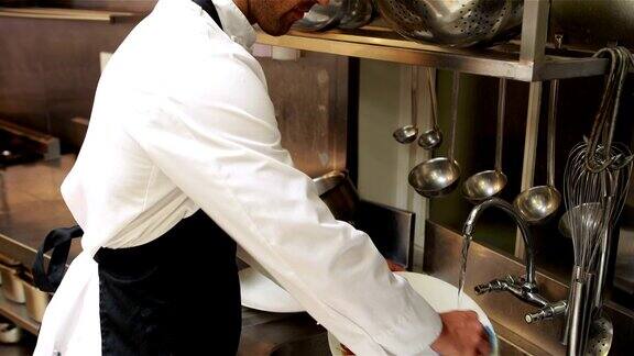 帅气厨师洗碗