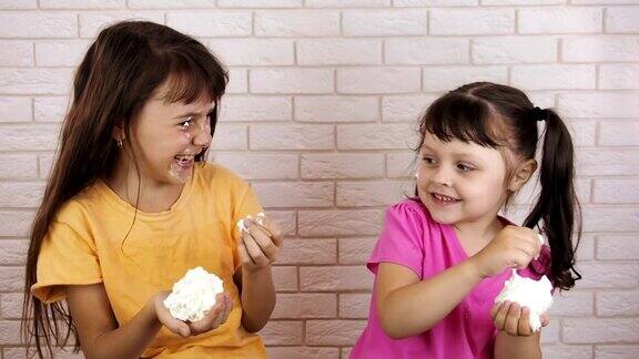 有趣的孩子孩子们吃奶油蛋奶沙司