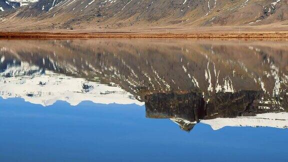 冰岛宁静湖面上的山峰倒影