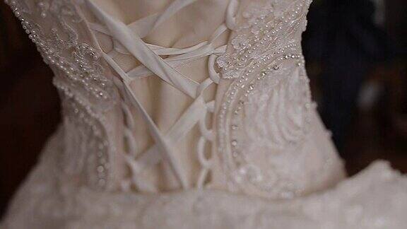 华丽的婚纱与紧身衣和亮片挂在复古人体模型的后视图