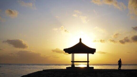 印度尼西亚巴厘岛PantaiKarang海滩令人惊叹的日出景色