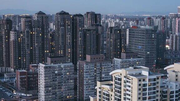 住宅建筑窗户闪烁白天到夜晚的过渡北京中国