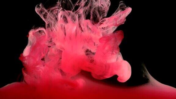 红墨水在水中创造液体艺术形状