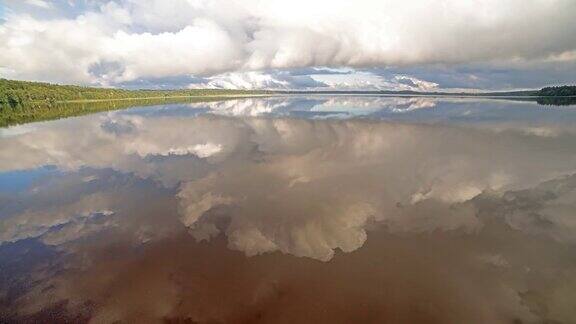 广角景观与湖和云的反射
