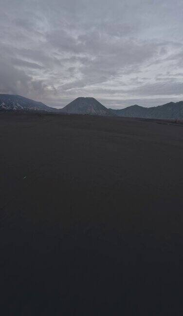 垂直视频黑沙土火山熔岩场沙漠包围阴沉的4k