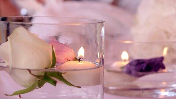 用鲜花和蜡烛装饰婚礼