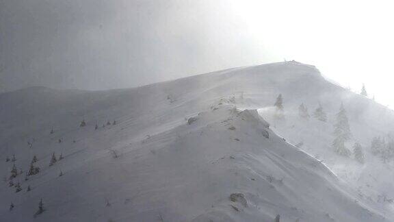 冬季暴风雪中的山脊航拍