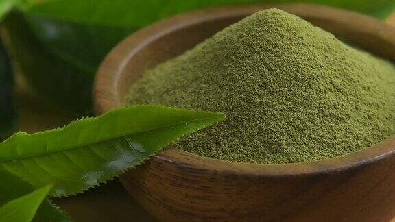 木碗里的绿茶粉