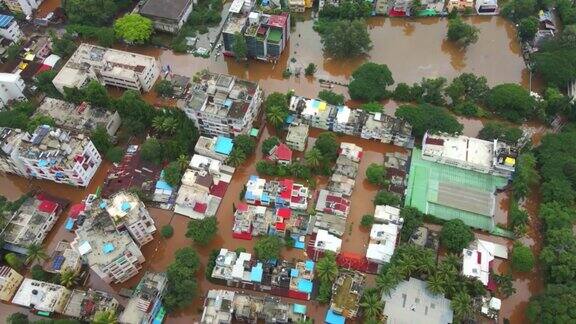 大城市的鸟瞰图被洪水和降雨淹没房子满溢泥泞的水自然灾害气候变化和破坏