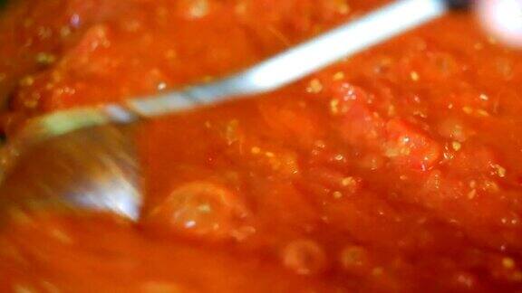 烹饪美味的番茄酱