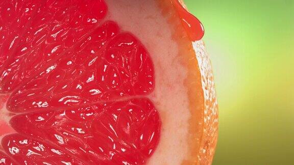一滴水从熟透多汁的西柚片表面流下慢镜头4k