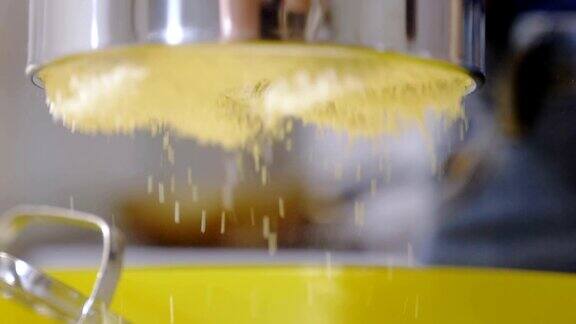 将筛过的面粉加入到蛋糕面团中制作蛋糕慢动作