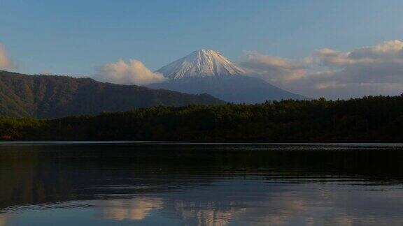 缩小时间流逝4k山富士与清澈的蓝天和小云青山在湖斋子山梨县日本中部地区