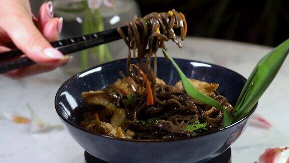 日本料理:黑碗炒荞麦面和蔬菜美味营养的亚洲食物