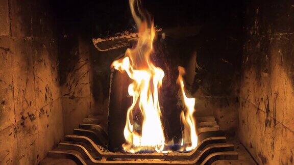 木柴在壁炉里燃烧