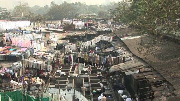 孟买印度贫民窟人们在洗衣服